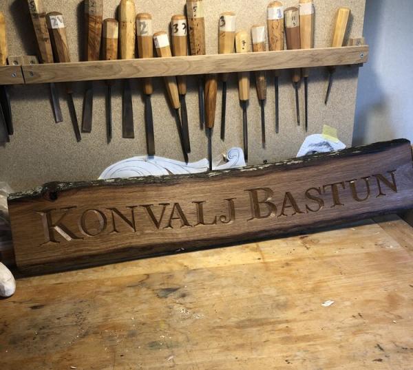 Skylt i ek till Konvalj bastun